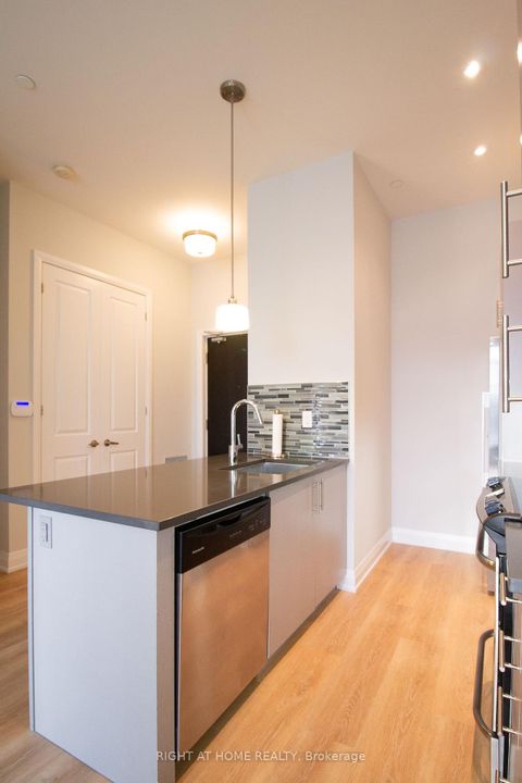 Photo 15 at 704A - 15277 Yonge Street, Aurora Village, Aurora