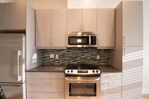 Photo 17 at 704A - 15277 Yonge Street, Aurora Village, Aurora
