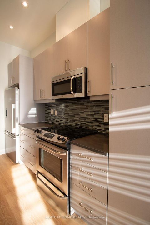 Photo 19 at 704A - 15277 Yonge Street, Aurora Village, Aurora