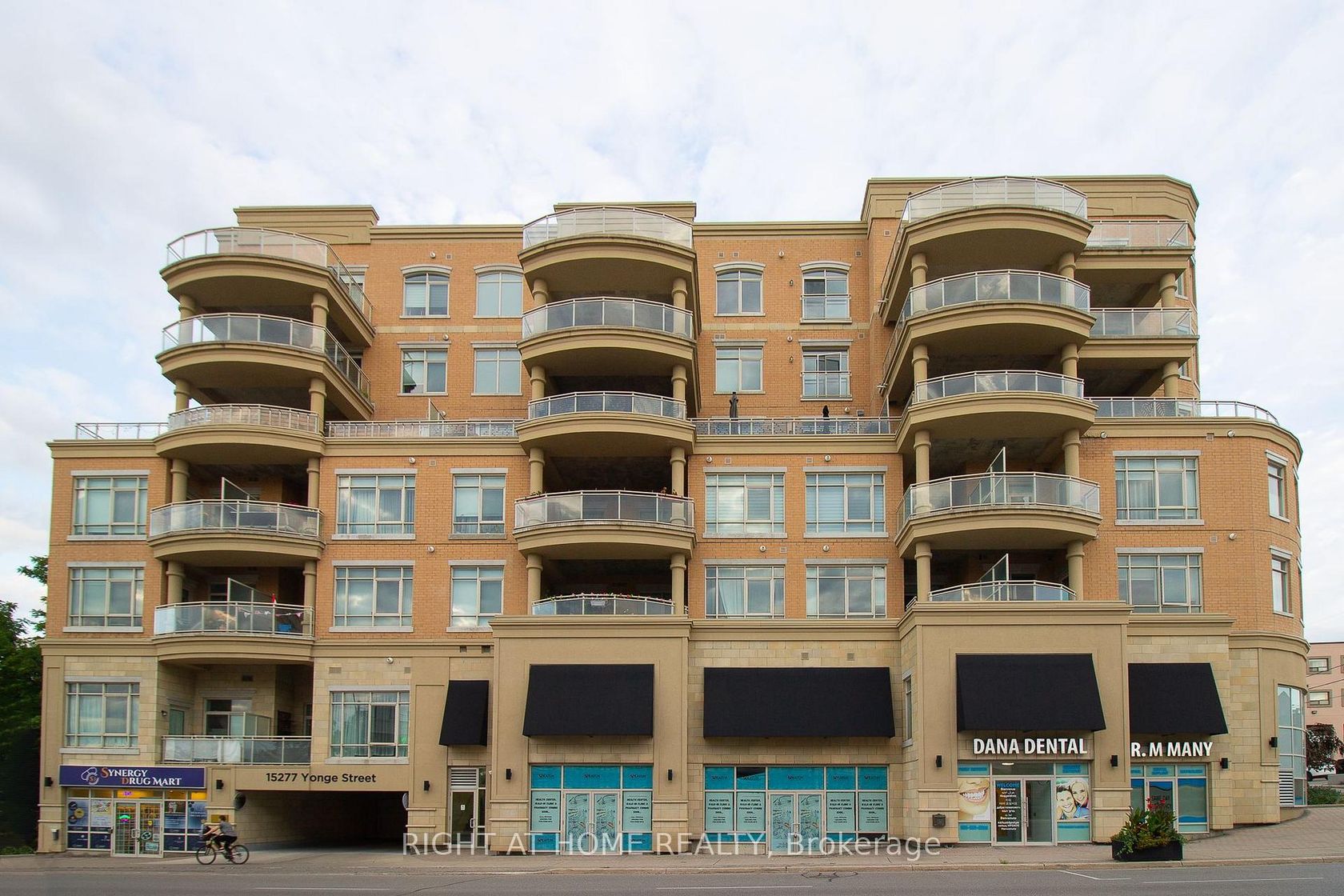 704A - 15277 Yonge Street, Aurora Village, Aurora 