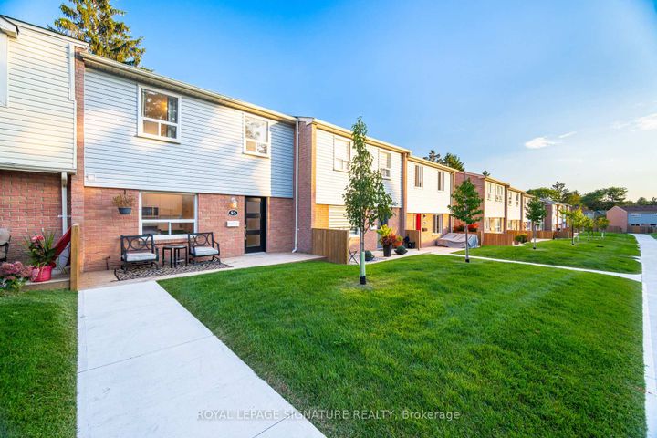 Photo 2 at 85 - 1055 Shawnmarr Road, Port Credit, Mississauga