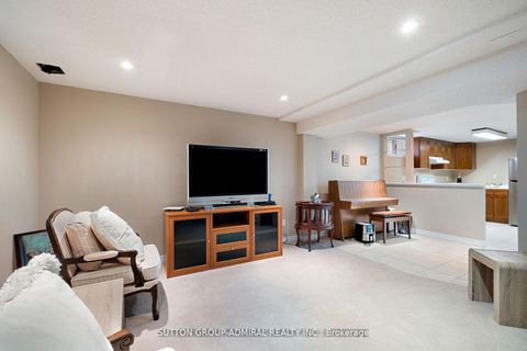 Photo 27 at 19 Langtry Place, Uplands, Vaughan