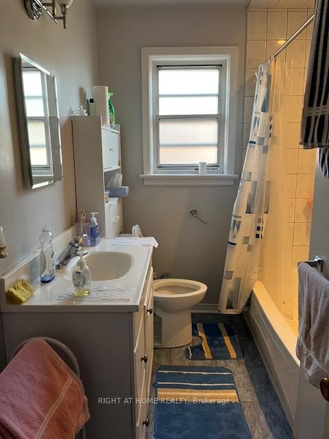 Photo 3 at 182 FLORA Drive E, Dorset Park, Toronto