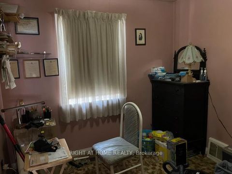 Photo 4 at 182 FLORA Drive E, Dorset Park, Toronto