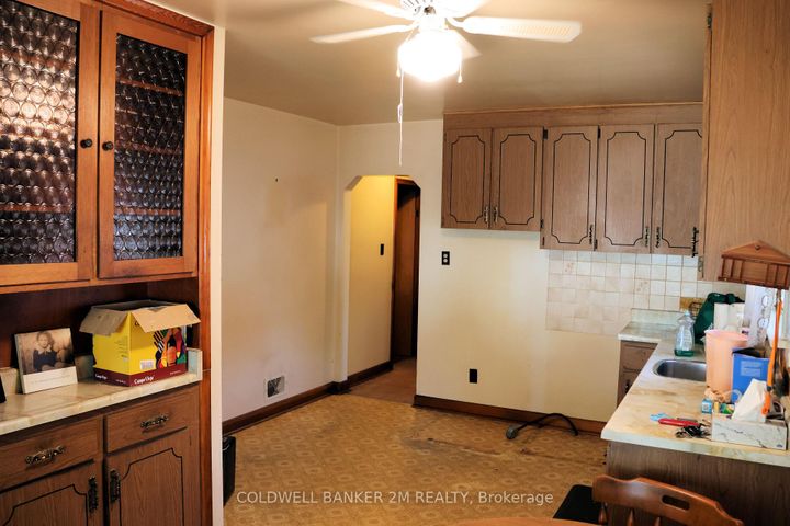 Photo 2 at 90 Cromwell Avenue, Vanier, Oshawa