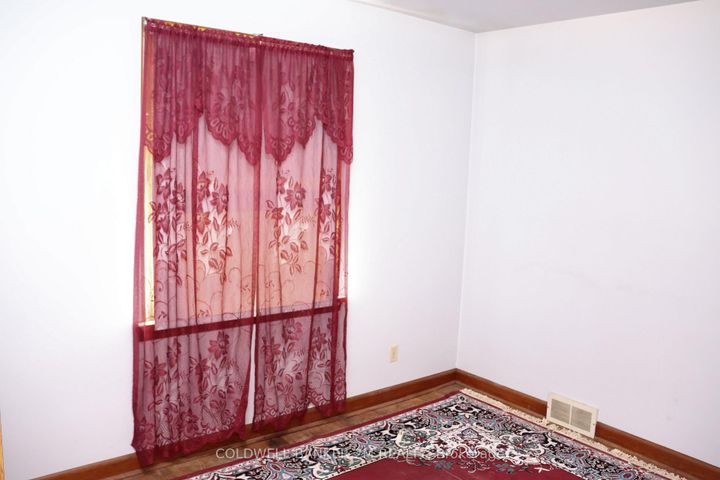 Photo 3 at 90 Cromwell Avenue, Vanier, Oshawa