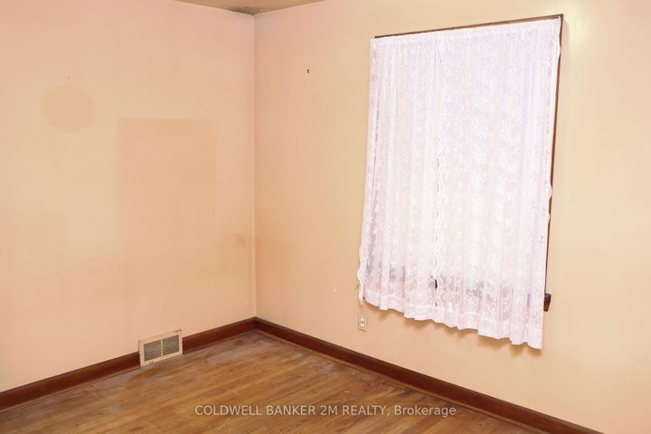 Photo 5 at 90 Cromwell Avenue, Vanier, Oshawa