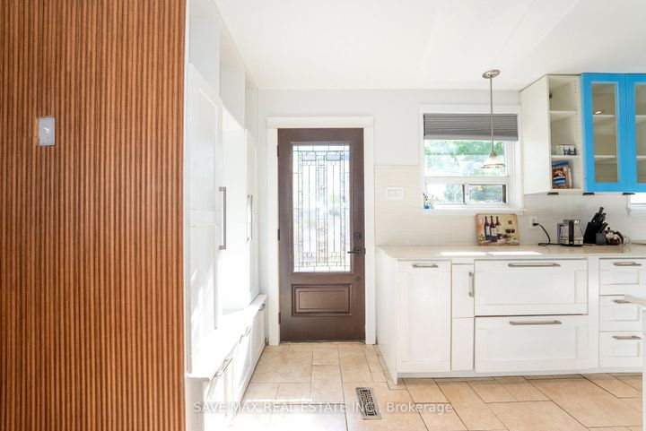 Photo 4 at 93 Archdekin Drive, Queen Street Corridor, Brampton