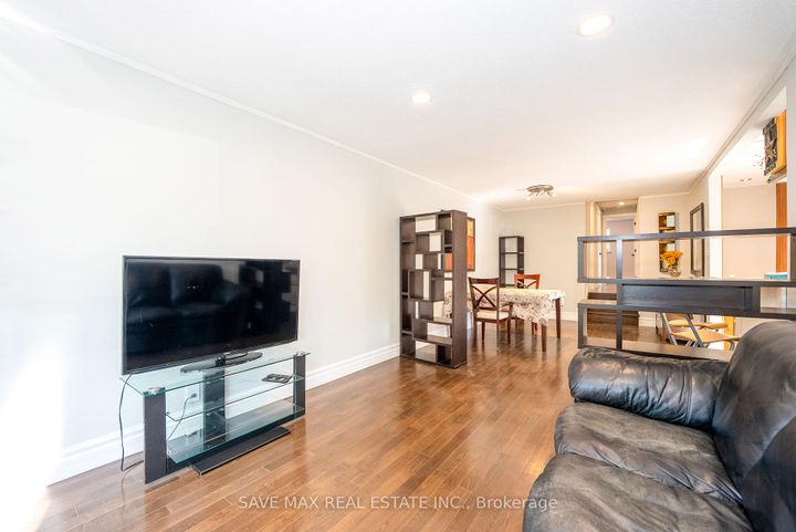 Photo 10 at 93 Archdekin Drive, Queen Street Corridor, Brampton
