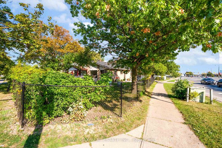 Photo 45 at 93 Archdekin Drive, Queen Street Corridor, Brampton