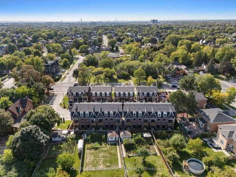 Photo 34 at 17 Kennisis Way, Maple, Vaughan