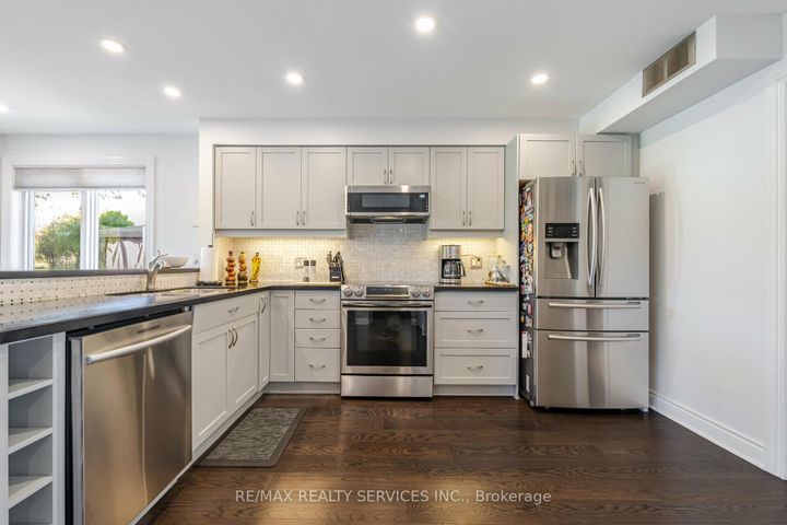 Photo 7 at 5749 Greensboro Drive, Central Erin Mills, Mississauga