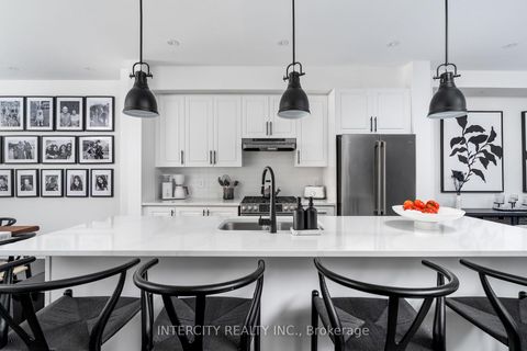 Photo 15 at 94 Glazebrook Drive, East Woodbridge, Vaughan