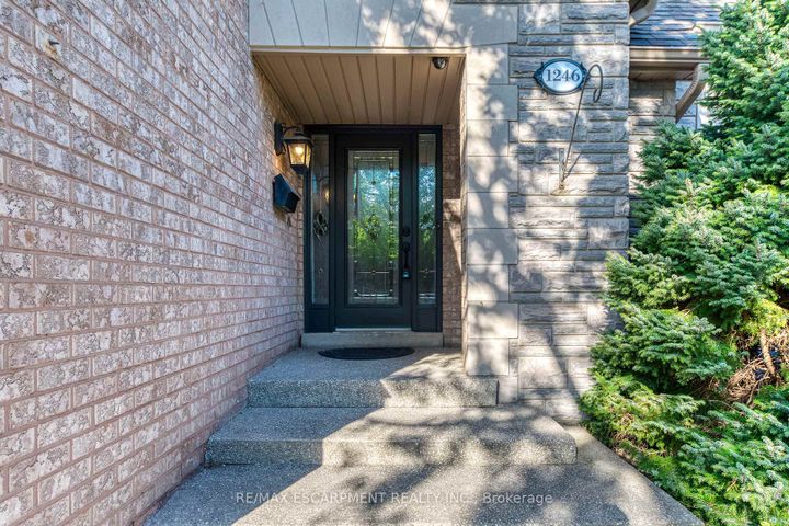 Photo 2 at 1246 Saddler Circle, GA Glen Abbey, Oakville