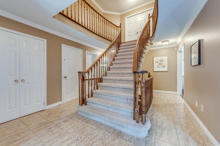 Photo 4 at 1246 Saddler Circle, GA Glen Abbey, Oakville
