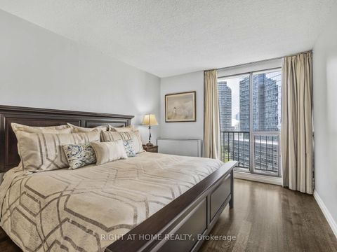 Photo 17 at 1624 - 33 Harbour Square, Waterfront Communities C1, Toronto