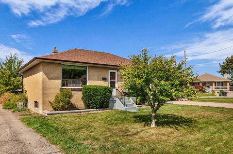 Photo 2 at 16 Redfern Avenue, CFB, Toronto