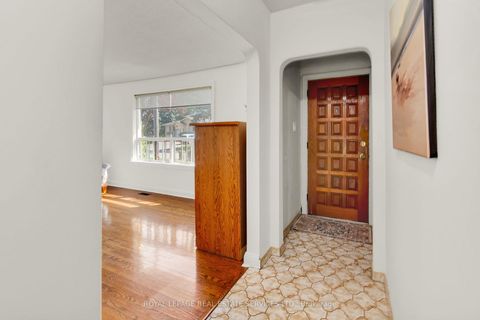Photo 3 at 16 Redfern Avenue, CFB, Toronto