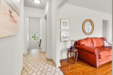Photo 4 at 16 Redfern Avenue, CFB, Toronto