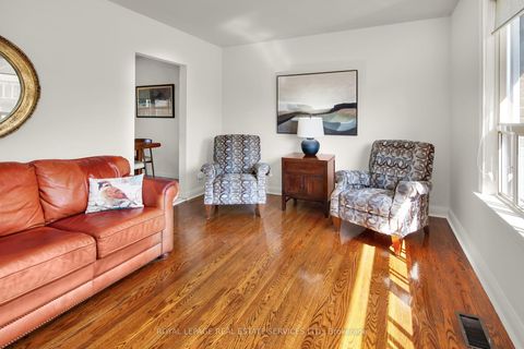 Photo 6 at 16 Redfern Avenue, CFB, Toronto