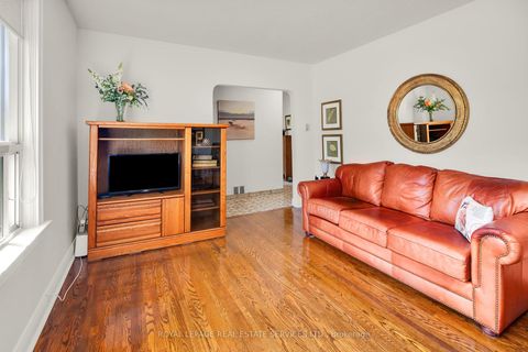 Photo 7 at 16 Redfern Avenue, CFB, Toronto