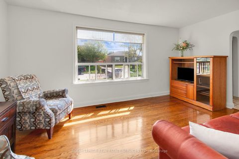 Photo 8 at 16 Redfern Avenue, CFB, Toronto
