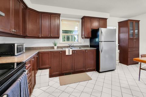Photo 10 at 16 Redfern Avenue, CFB, Toronto