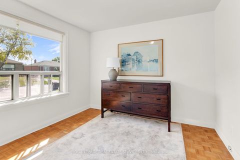 Photo 16 at 16 Redfern Avenue, CFB, Toronto