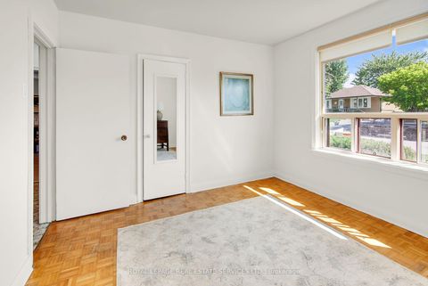 Photo 17 at 16 Redfern Avenue, CFB, Toronto