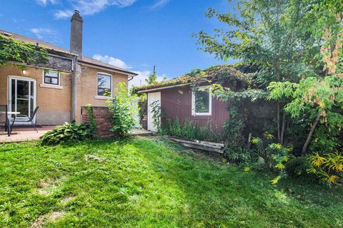 Photo 31 at 16 Redfern Avenue, CFB, Toronto
