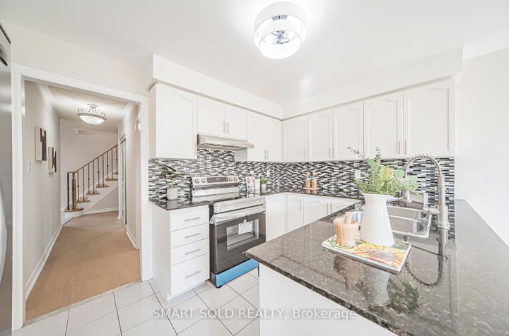 Photo 10 at 5685 Bell Harbour Drive, Central Erin Mills, Mississauga