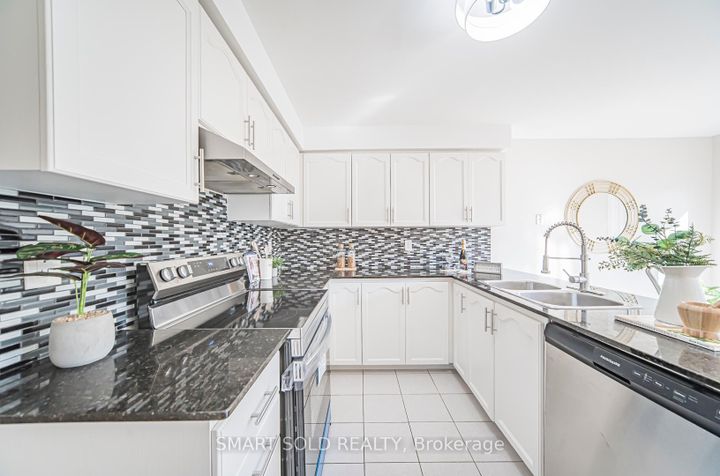 Photo 11 at 5685 Bell Harbour Drive, Central Erin Mills, Mississauga