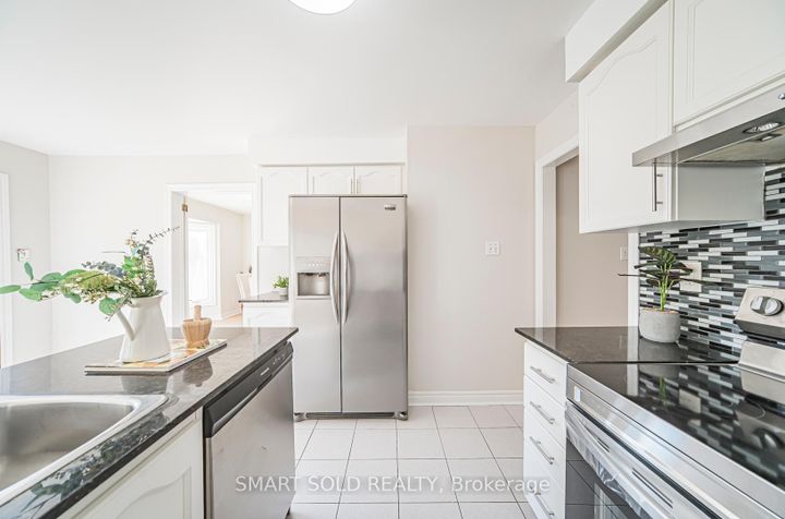 Photo 13 at 5685 Bell Harbour Drive, Central Erin Mills, Mississauga