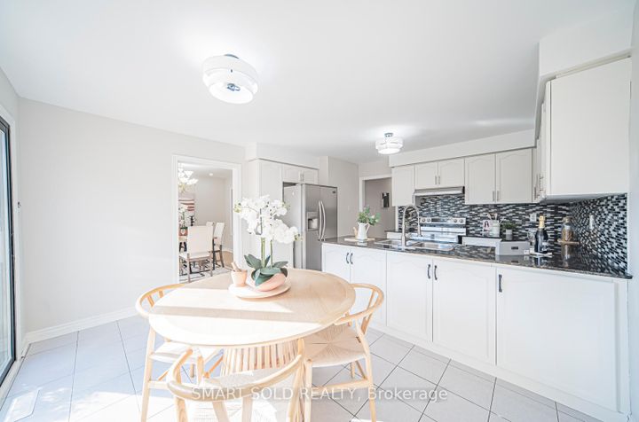Photo 15 at 5685 Bell Harbour Drive, Central Erin Mills, Mississauga