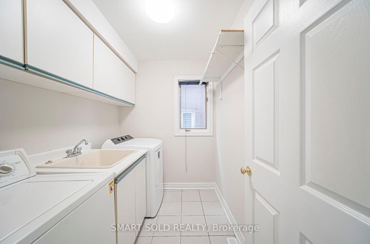 Photo 17 at 5685 Bell Harbour Drive, Central Erin Mills, Mississauga