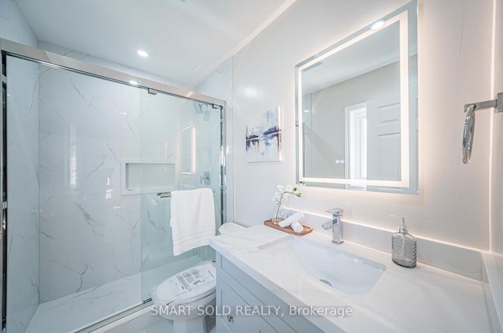 Photo 25 at 5685 Bell Harbour Drive, Central Erin Mills, Mississauga