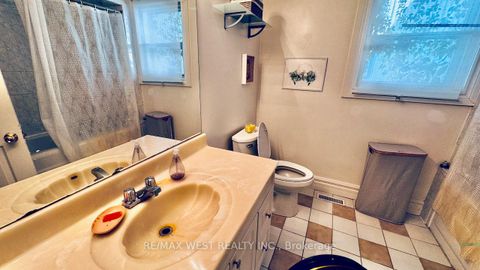 Photo 24 at 88 Montrose Avenue, Bellwoods, Toronto