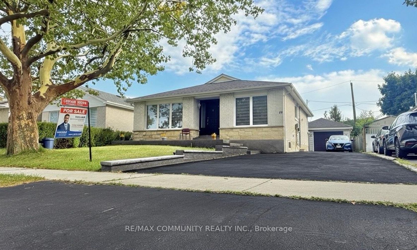 15 Strathavon Drive, Jamestown, Toronto 