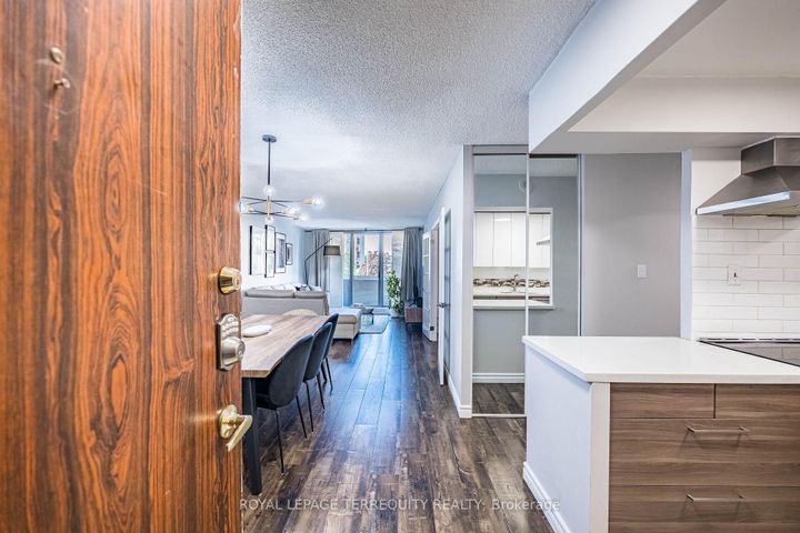 Photo 4 at 210 - 299 Mill Road, Markland Wood, Toronto