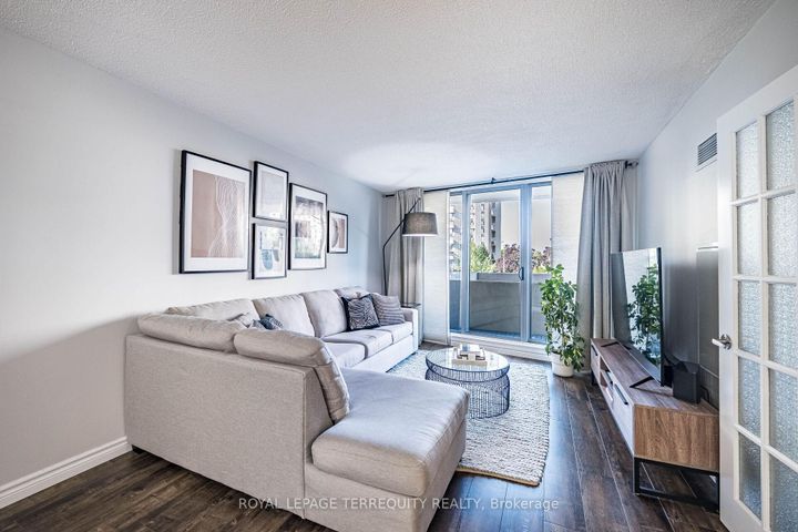 Photo 7 at 210 - 299 Mill Road, Markland Wood, Toronto