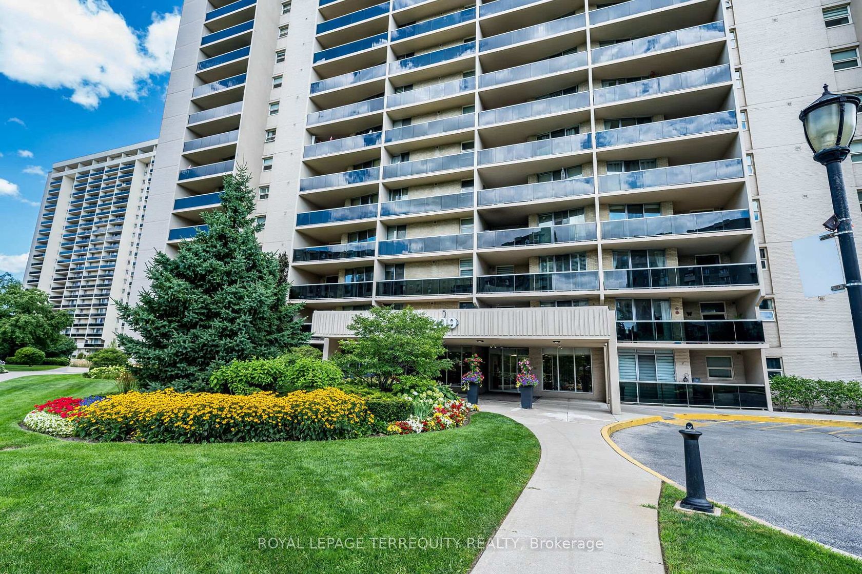 210 - 299 Mill Road, Markland Wood, Toronto 