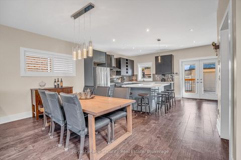 Photo 3 at 7 Avalon Avenue, Smythe, Toronto
