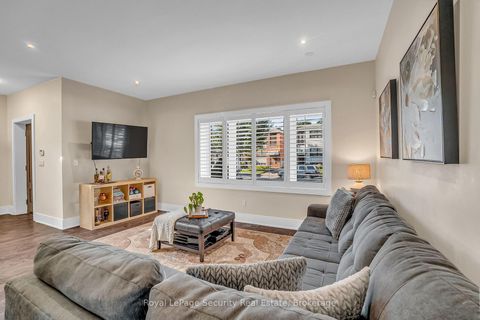 Photo 7 at 7 Avalon Avenue, Smythe, Toronto