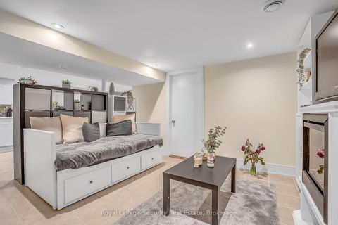 Photo 42 at 7 Avalon Avenue, Smythe, Toronto