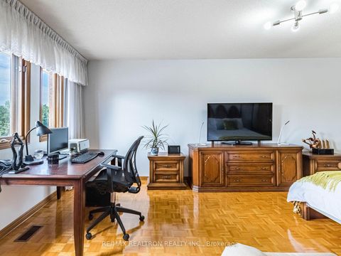 Photo 16 at 66 Nimbus Place, East Woodbridge, Vaughan