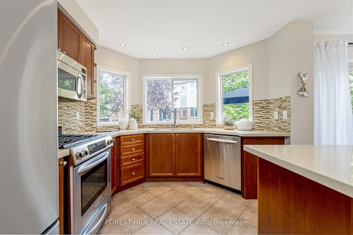 Photo 10 at 654 Laughren Crescent, CO Coates, Milton