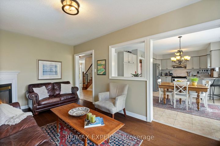 Photo 7 at 228 Sawmill Valley Drive, Summerhill Estates, Newmarket
