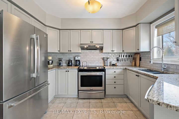 Photo 12 at 228 Sawmill Valley Drive, Summerhill Estates, Newmarket
