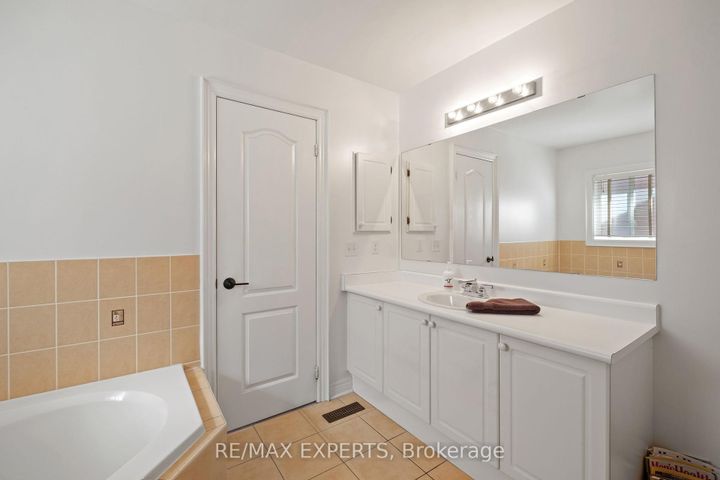 Photo 18 at 228 Sawmill Valley Drive, Summerhill Estates, Newmarket