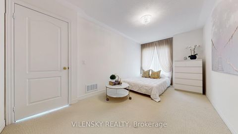Photo 14 at 29 Elihof Drive, Patterson, Vaughan
